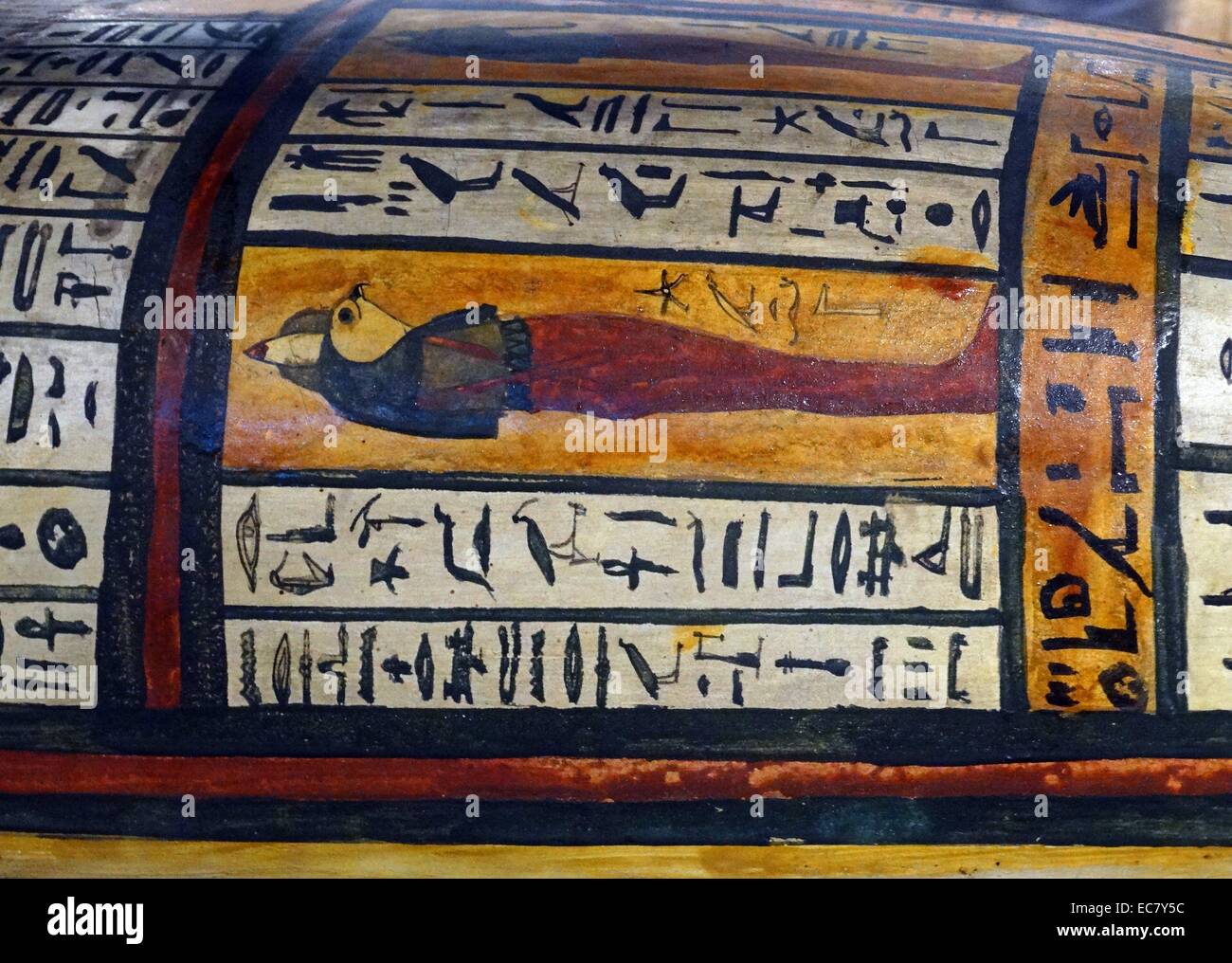 Detalle mostrando un dios (Ra-Harakte) sobre el ataúd de Djedjehutyiuefankh, desde el gran templo en Deir el Bahri, Tebas; Egipto. Con fecha de 25 de Dynasty circa 770-712 A.C. Foto de stock