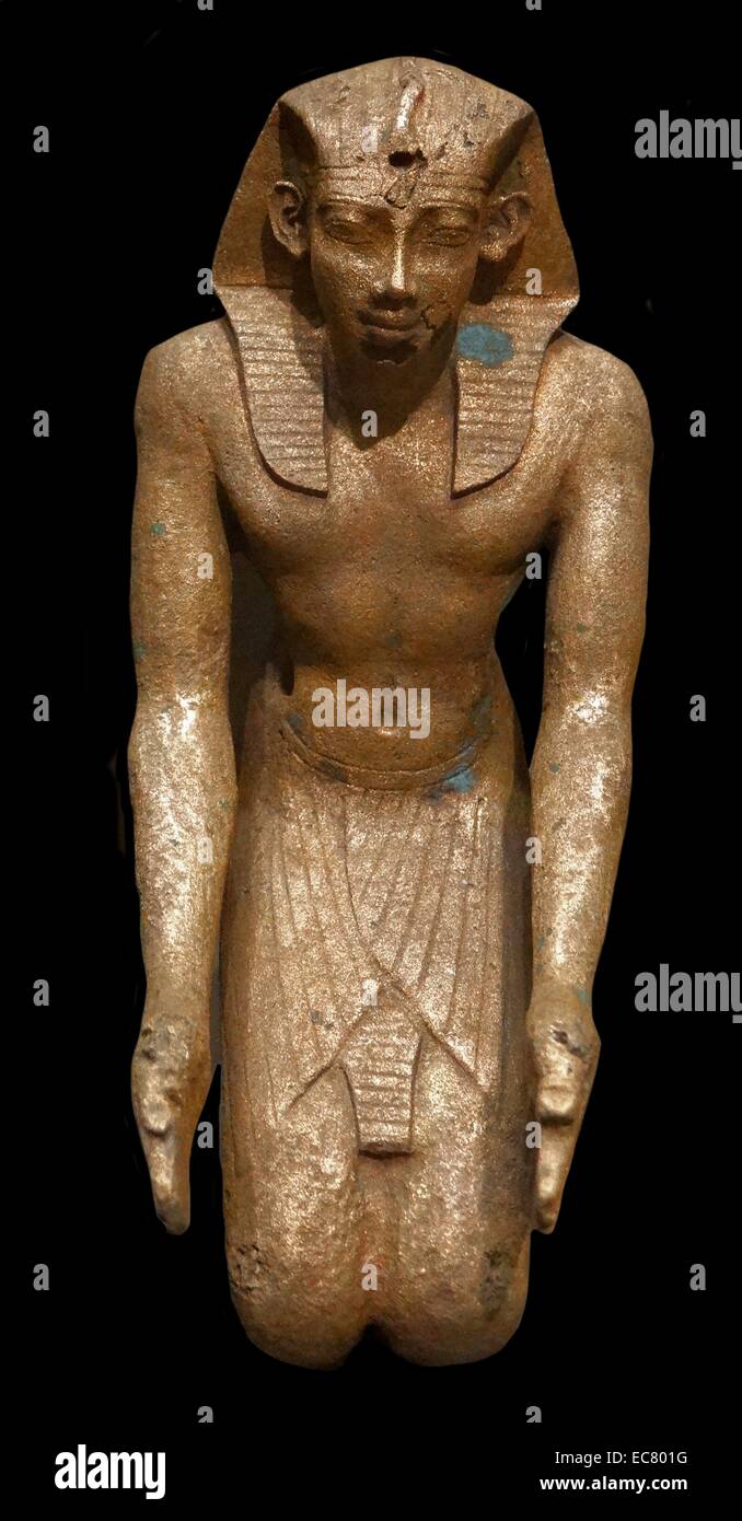 Estatuilla de un faraón arrodillado; XVIII Dinastía Foto de stock