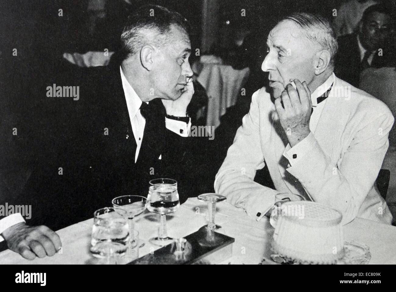 Por la noche, apariciones en solitario movieland cabarets eran casi olvidado D W Griffith y W S Van Dyke, director de "intolerancia". Foto de stock