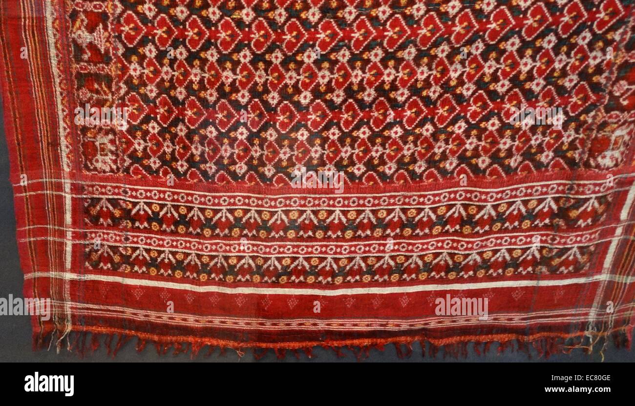 Tela de seda (Patolu) de Gujarat, India. Fecha 1800 es teñido con diversos tonos rojos Foto de stock