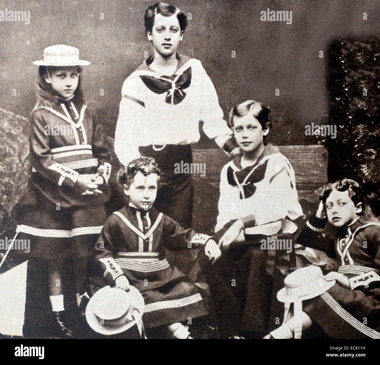 Fotografía de los hijos del Rey Eduardo VII (1841-1910). (De pie de izquierda a derecha) Princess Royal y el Duque de Clarence. (Sentados de izquierda a derecha) Reina Maud de Noruega, el rey Jorge V (1865-1936) y la princesa Victoria. Con fecha de 1873. Foto de stock