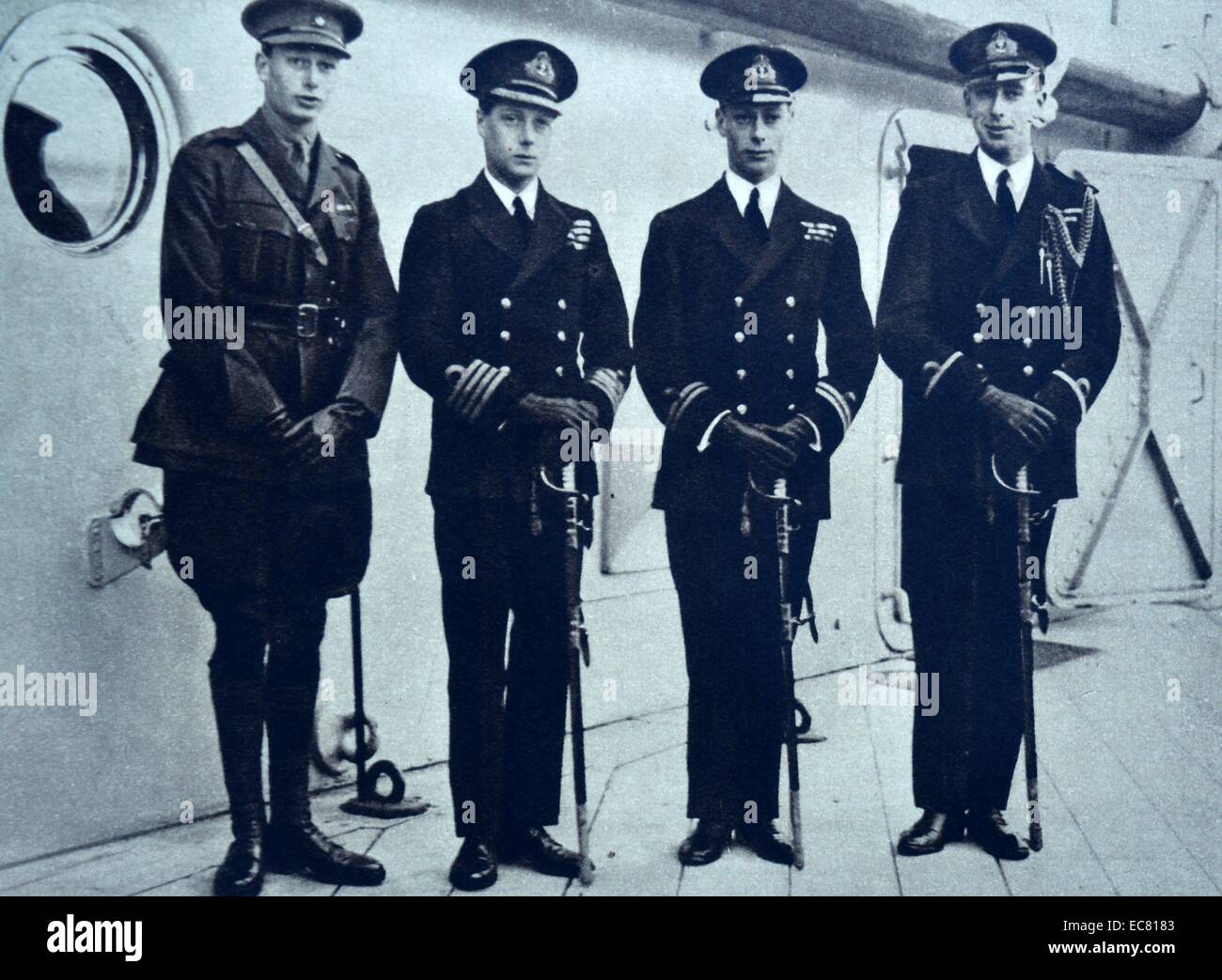 La imagen muestra el Príncipe Alberto (más tarde, el Rey George VI), el Príncipe Henry, Duque de Gloucester) y Lord Louis Mountbatten la licitación del Príncipe de Gales (Eduardo VIII) despedida en la bahía de Portsmouth que sale, en su visita a Australia. Foto de stock