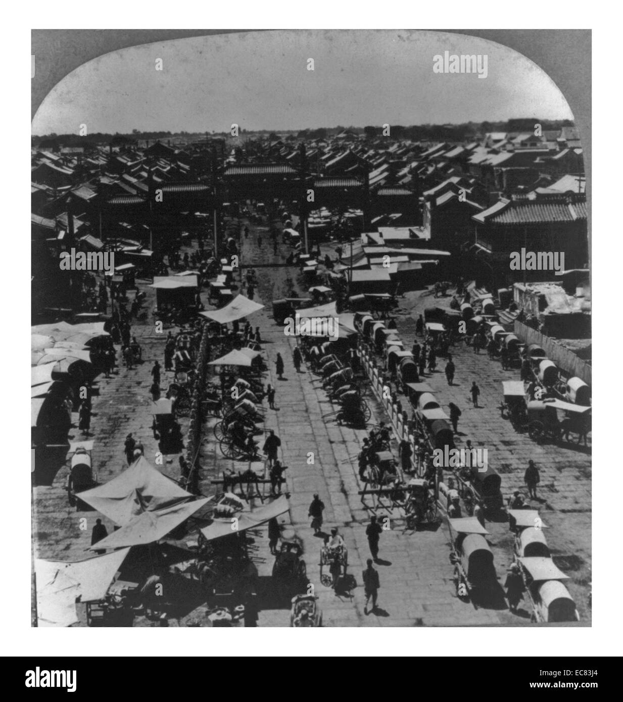 Beijing (Pekín) eje central road con puestos de mercado cubierto 1902; China Foto de stock