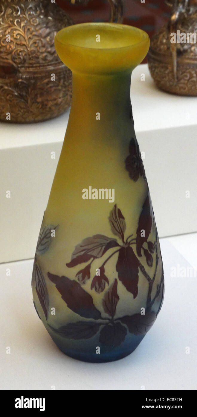 Vase; desde Nancy; Francia por Emile GALLE (1846-1904); de cameo de vidrio.  Esta forma de arte de lujo de cristal tallado y grabado involucra a través  de diferentes capas fusionadas con vidrios