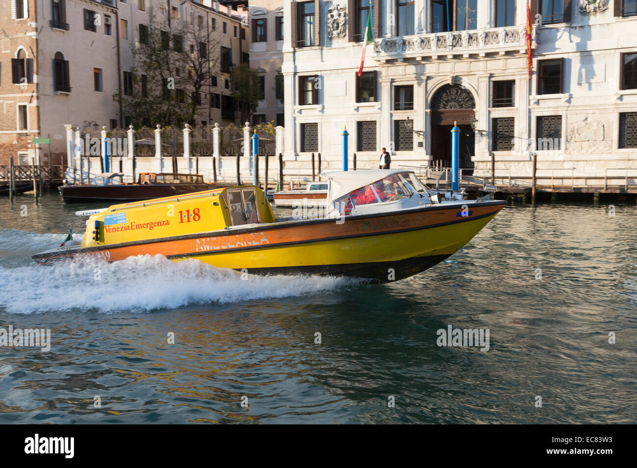 Agua veneciana ambulancia a alta velocidad en caso de emergencia, el Gran Canal de Venecia Foto de stock