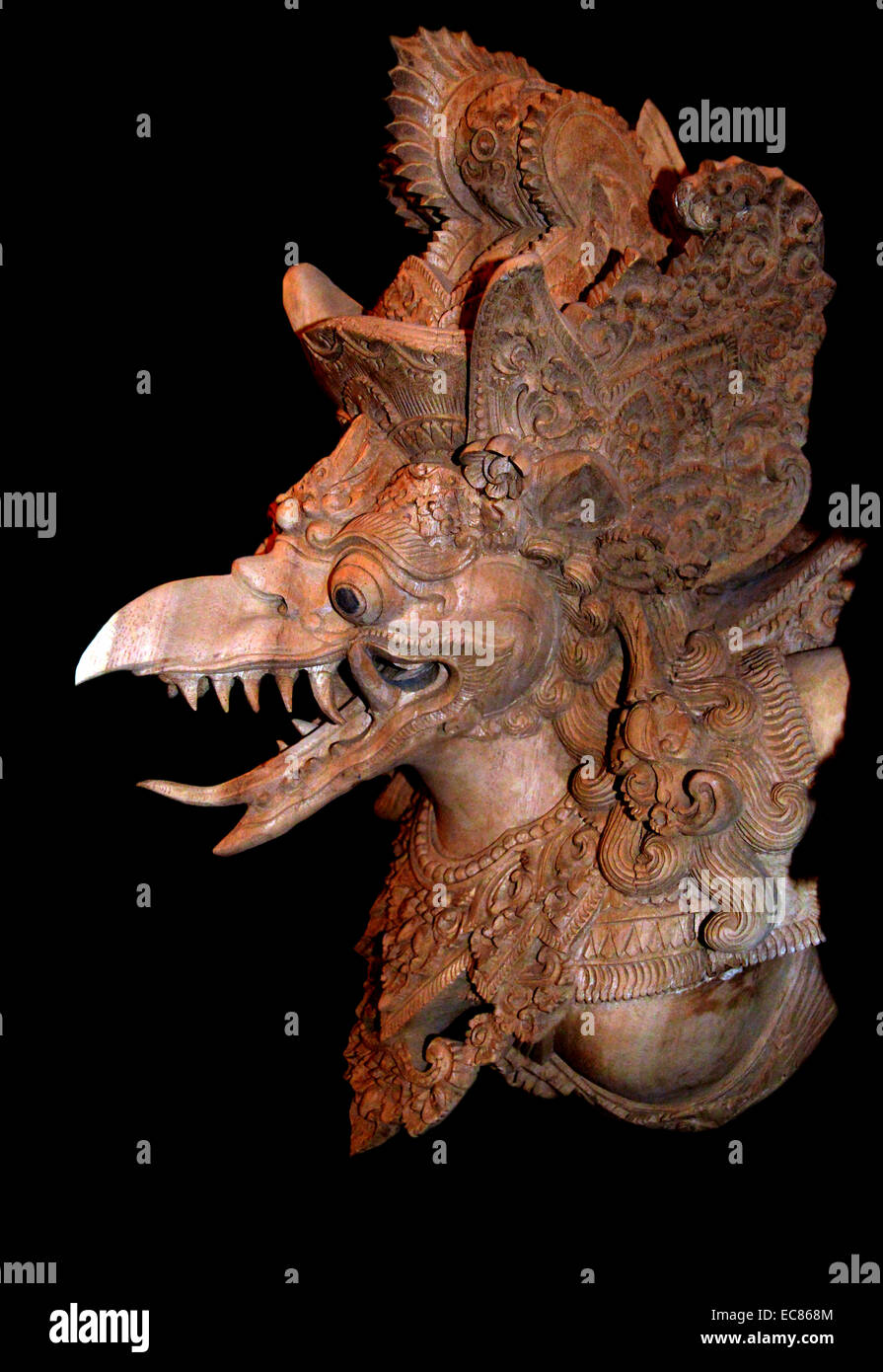 Detalle de una estatua tallada en madera de un Garuda Indonesia. El Garuda es un gran pájaro mítico; aves-como criatura; o pájaro humanoide que aparece tanto en la mitología hindú y budista. Garuda es el montaje (vahana) del Señor Vishnu. Garuda es el nombre hindú de la constelación Aquila. La Brahminy kite y Phoenix son considerados las representaciones contemporáneas de Garuda Foto de stock