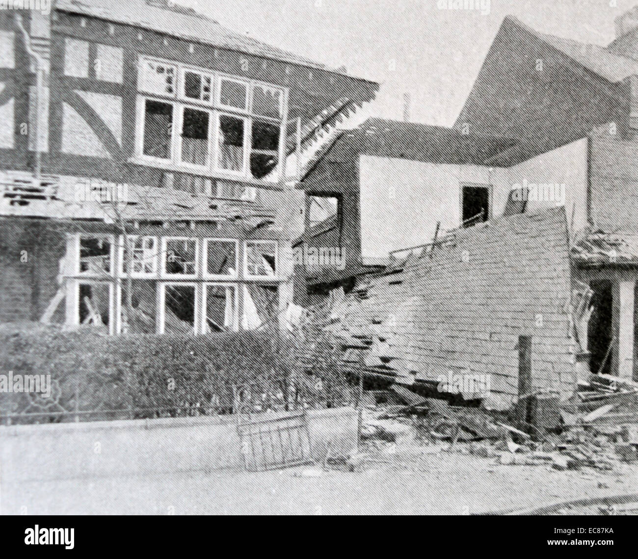 Fotografía de la casa dañada por una guerra mundial un ataque aéreo, Londres. Fechada en 1916 Foto de stock