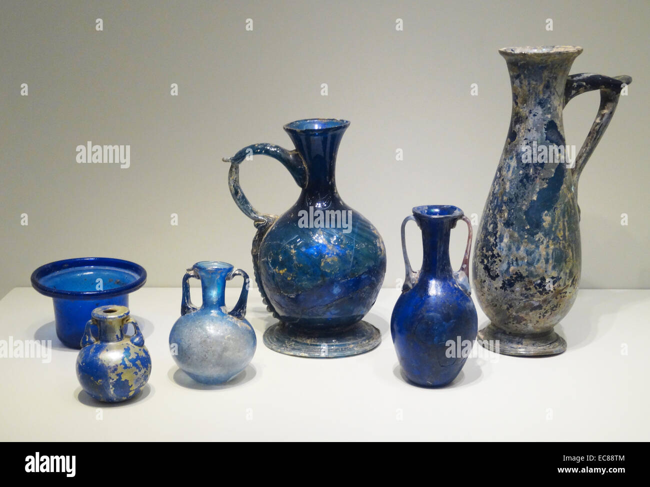 Recipientes de vidrio azul, el Mediterráneo Oriental desde el siglo 1. Foto de stock