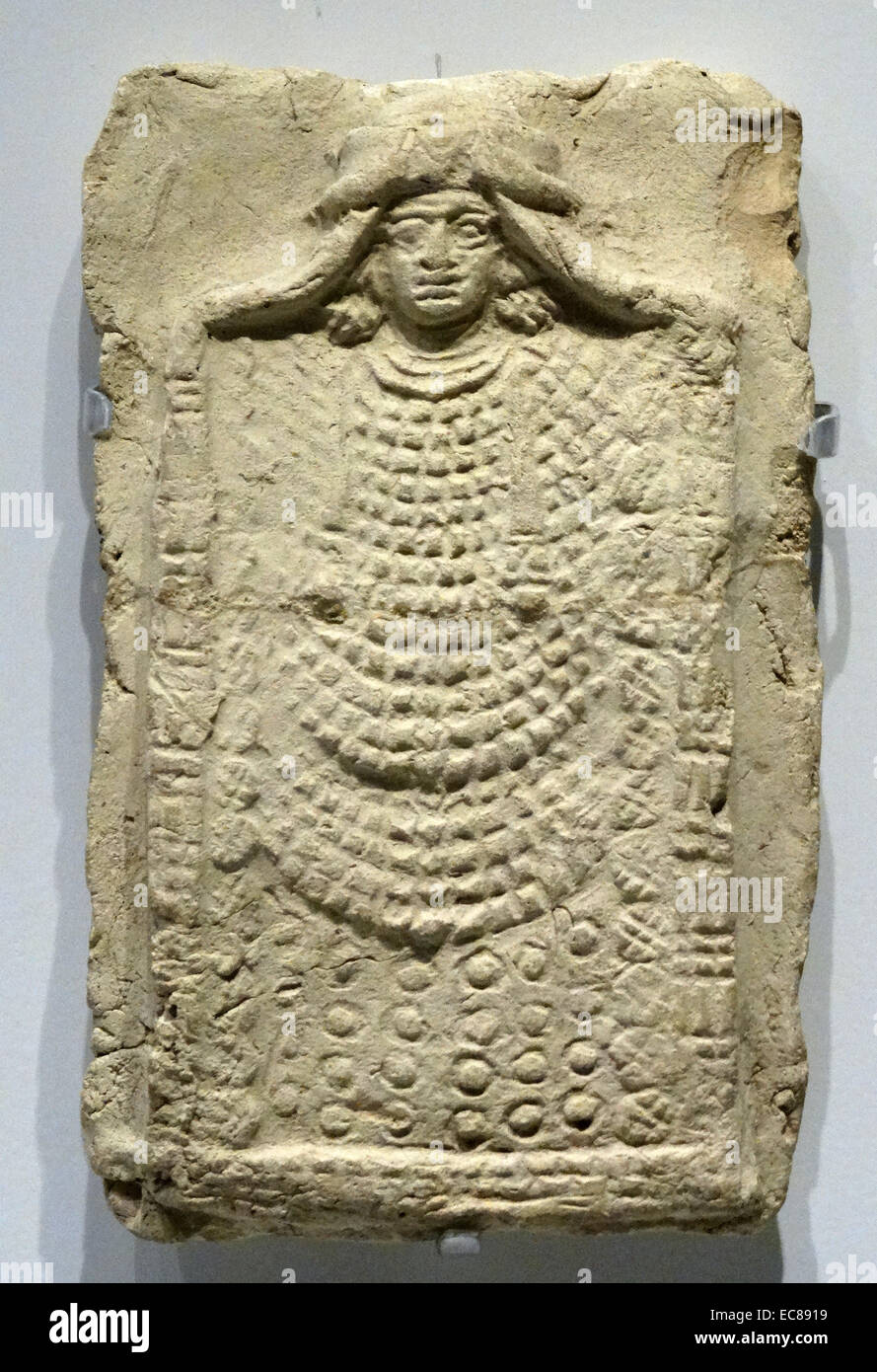 Placa representando una diosa ricamente vestida acostado en una cama matrimonial. De Babilonia, del segundo milenio antes de Cristo. Foto de stock
