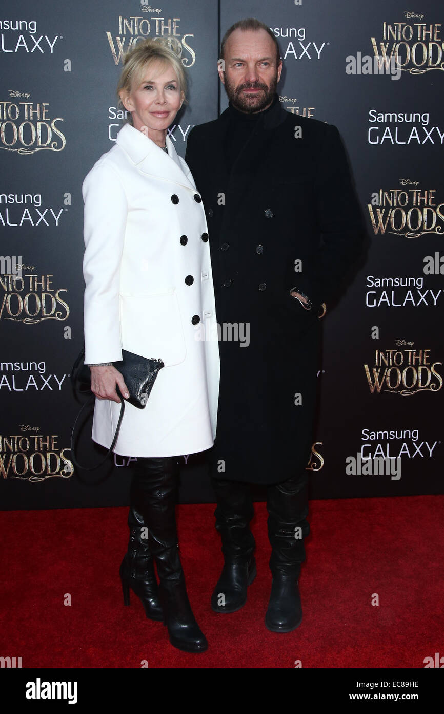 Nueva York, Estados Unidos. 8 de diciembre de 2014. El cantante Sting (R) y su esposa Trudie Styler asistir al "en el bosque" estreno en el Teatro Ziegfeld, el 8 de diciembre de 2014 en la Ciudad de Nueva York. Crédito: Debby Wong/Alamy Live News Foto de stock