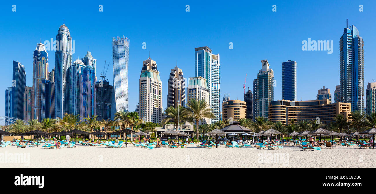 Vista panorámica de la playa de Jumeirah y famosos rascacielos de Dubai. Eau Foto de stock