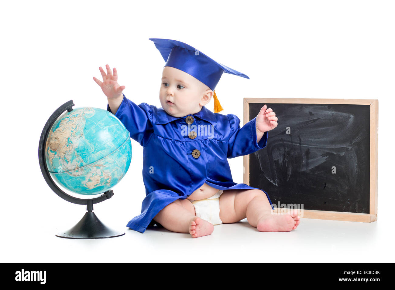 Ropa de bebé en un académico con Globe en pizarra aislado Fotografía de  stock - Alamy