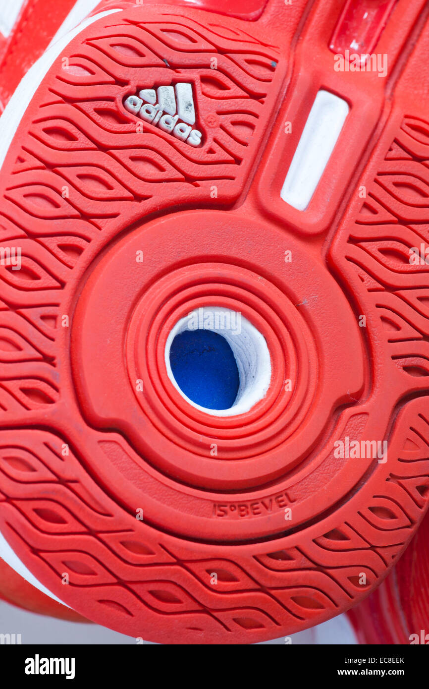 Logotipo de Adidas y el detalle sobre el lenguado de Adidas formador como  desgastado por el Equipo de GB con talón biselado de 15 grados Fotografía  de stock - Alamy