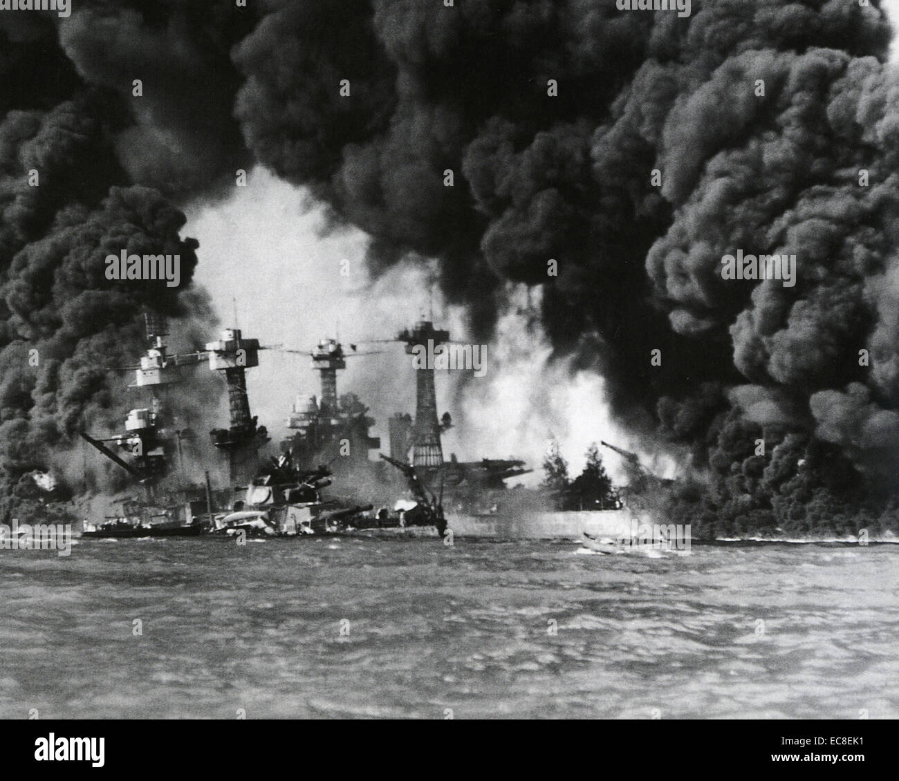 PEARL Harbor el 7 de diciembre de 1941. Incendios y humo se elevan desde el USS West Virginia y el USS Tennessee Foto de stock
