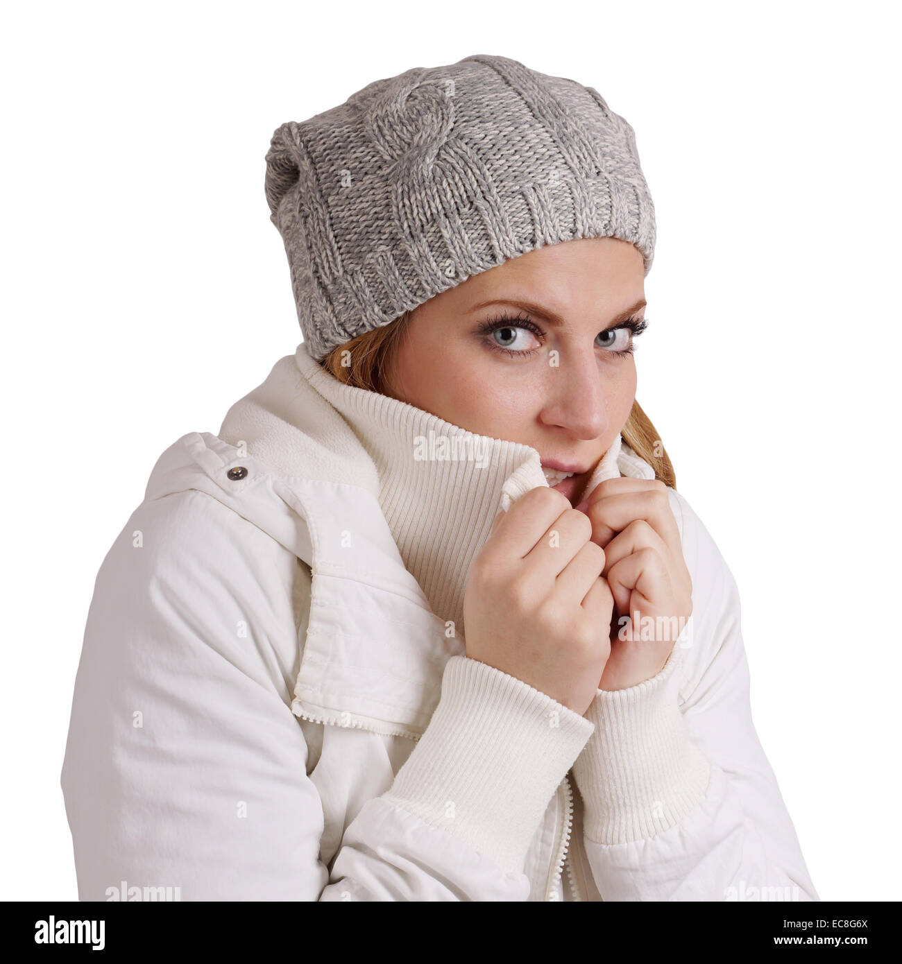 Muy feliz a la mujer en un gorro de punto y mitones de lana gris Fotografía  de stock - Alamy