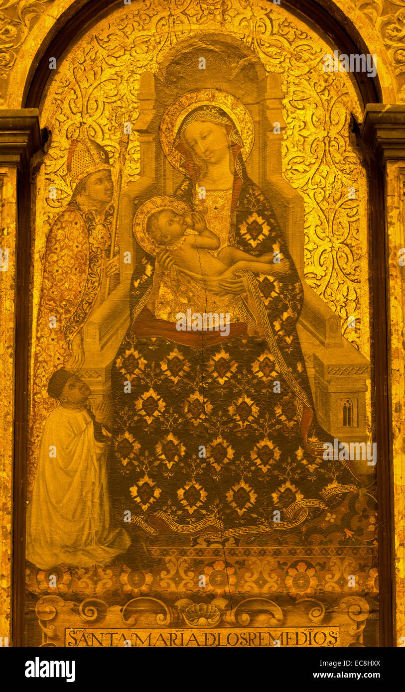 Sevilla - Madonna renacentista en la entrada del coro en la nave principal de la Catedral de Santa María de la Sede Foto de stock