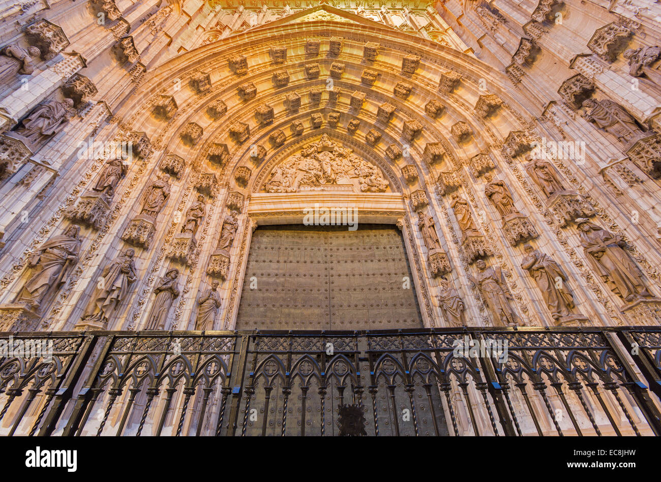 Sevilla, España - 28 de octubre de 2014: el principal portal occidental (Puerta de la Asunción) de la Catedral de Santa María de la Sede Foto de stock