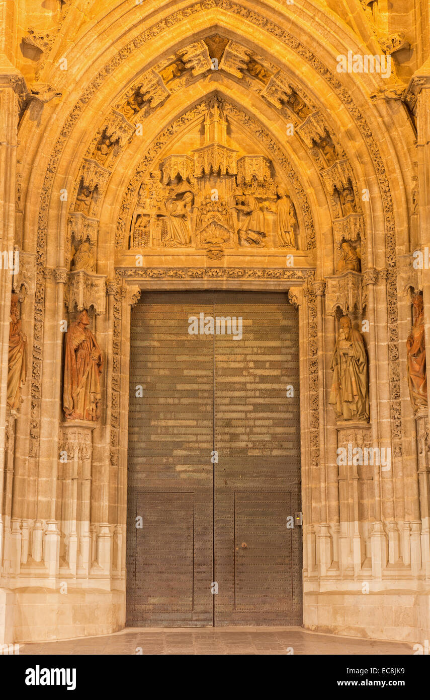 Sevilla - Belén en la Puerta San Miguel en la Catedral de Santa María de la Sede Foto de stock