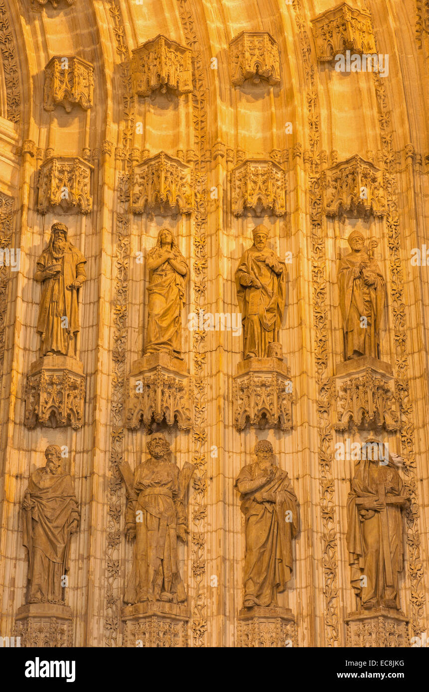 Sevilla - portal (Puerta de la Asunción) de la Catedral de Santa María de la Sede de restauración neogótica Foto de stock