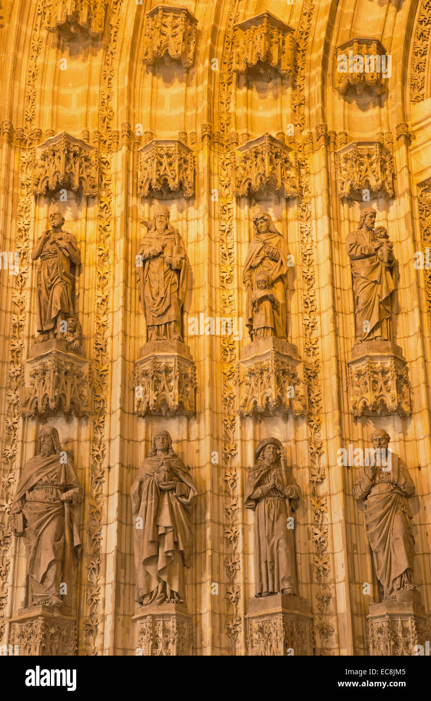 Sevilla - Las estatuas de holys en el principal portal occidental (Puerta de la Asunción) de la Catedral de Santa María de la Sede Foto de stock