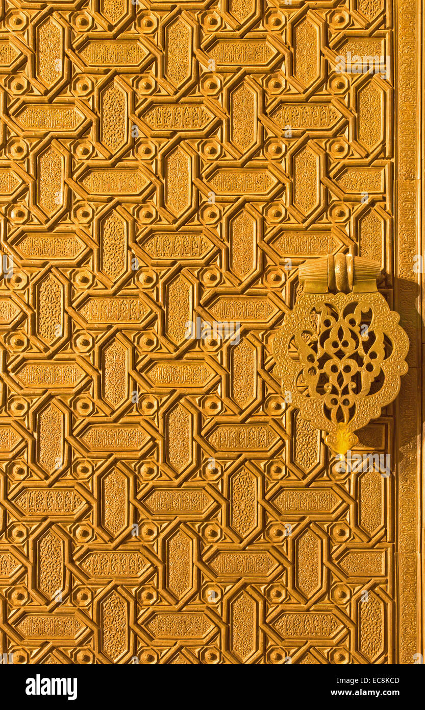 Sevilla - Detalle de bronce mudéjar puerta de entrada norte (Puerta del Perdon) a la Catedral de Santa María de la Sede. Foto de stock