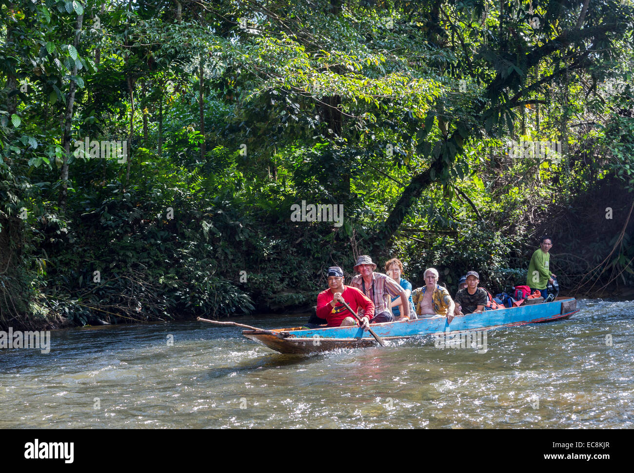 Los turistas en bote sobre el río Melinau, transporte a las cuevas de Mulu, Malasia Foto de stock