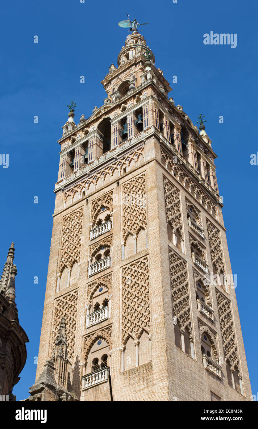Sevilla - La Giralda campanario de la Catedral de Santa María de la Sede está decorado con motivos mudéjares. Foto de stock