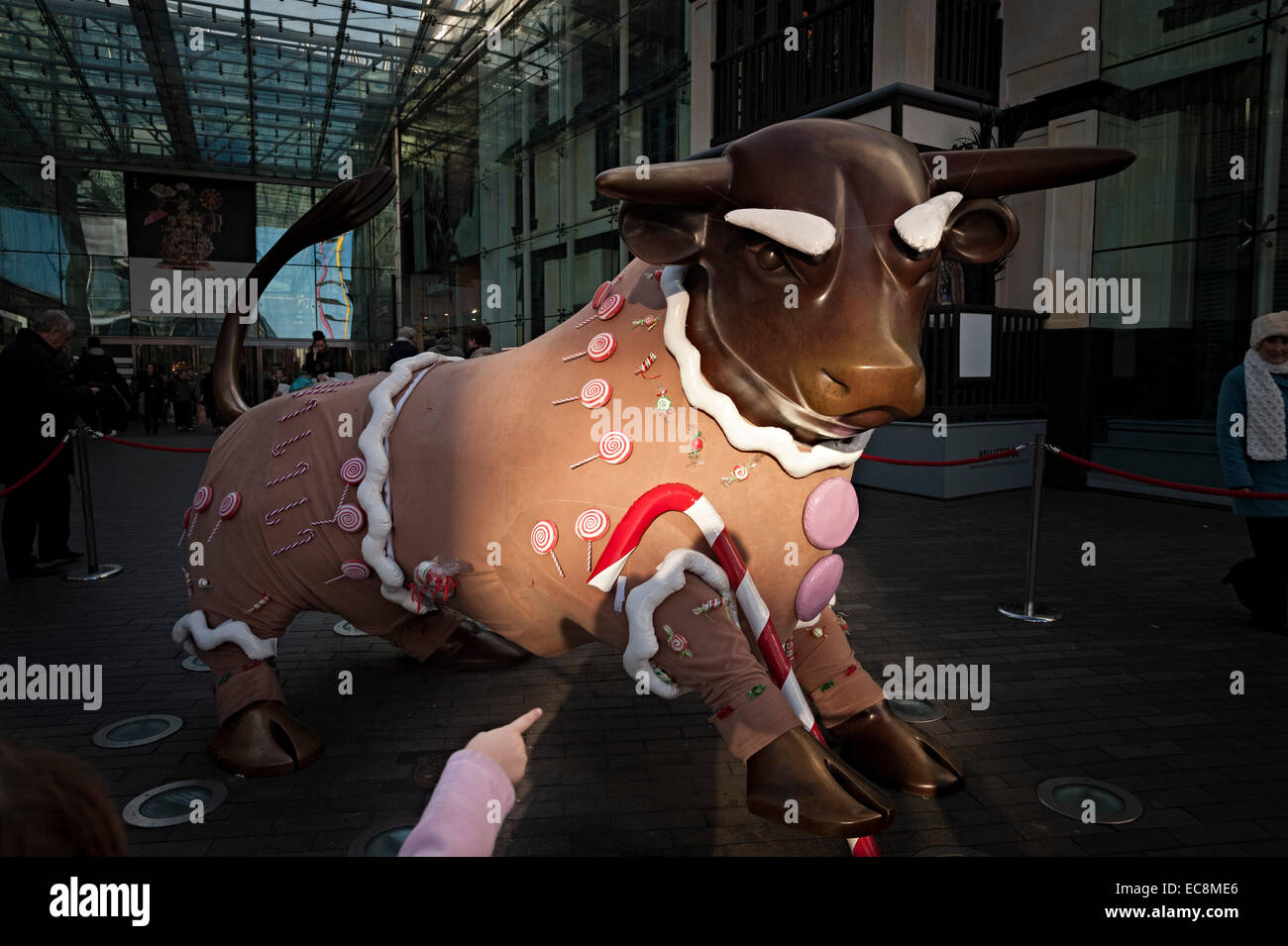 El Birmingham bull en la plaza de toros vestido como un hombre de pan de jengibre como parte de la Navidad de 2014 construir Foto de stock