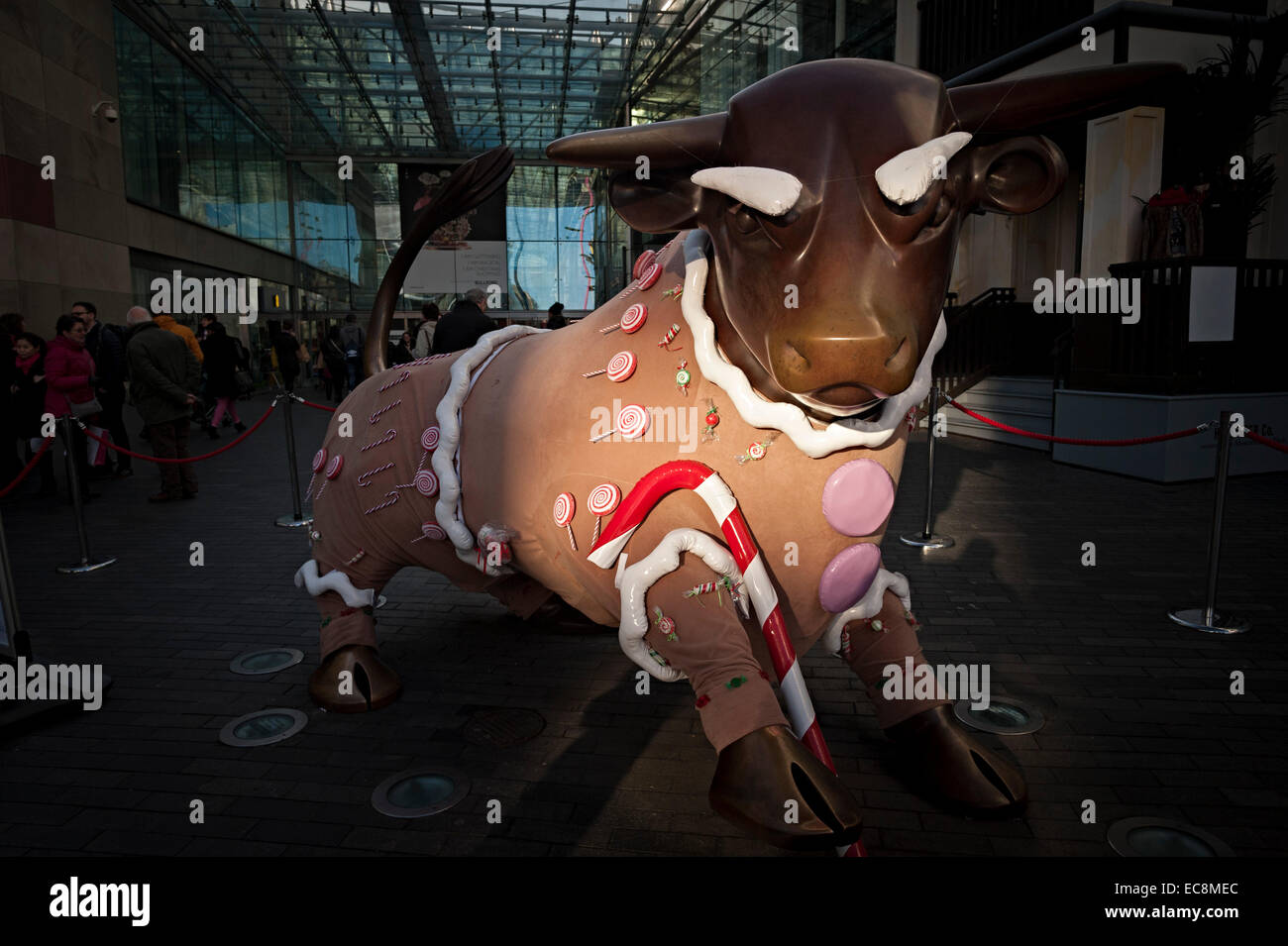 El Birmingham bull en la plaza de toros vestido como un hombre de pan de jengibre como parte de la Navidad de 2014 construir Foto de stock