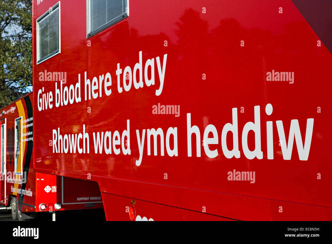 Dar sangre hoy aquí mobile van en inglés y galés, Abergavenny, Wales, REINO UNIDO Foto de stock