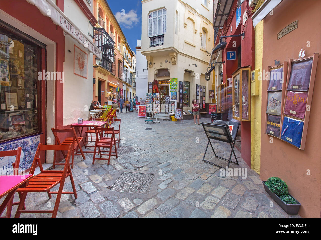 Sevilla - callejones con tiendas y restaurantes en el distrito de Santa Cruz - la calle Ximénez de Enciso street. Foto de stock