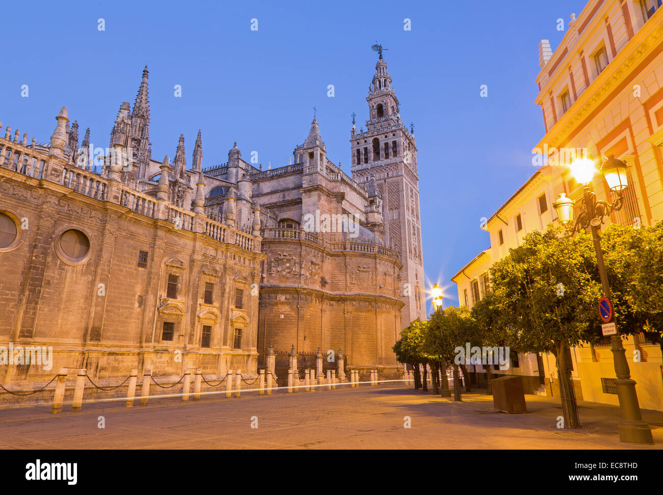 Sevilla - La Catedral de Santa María de la Sede con la Giralda en el crepúsculo matutino. Foto de stock