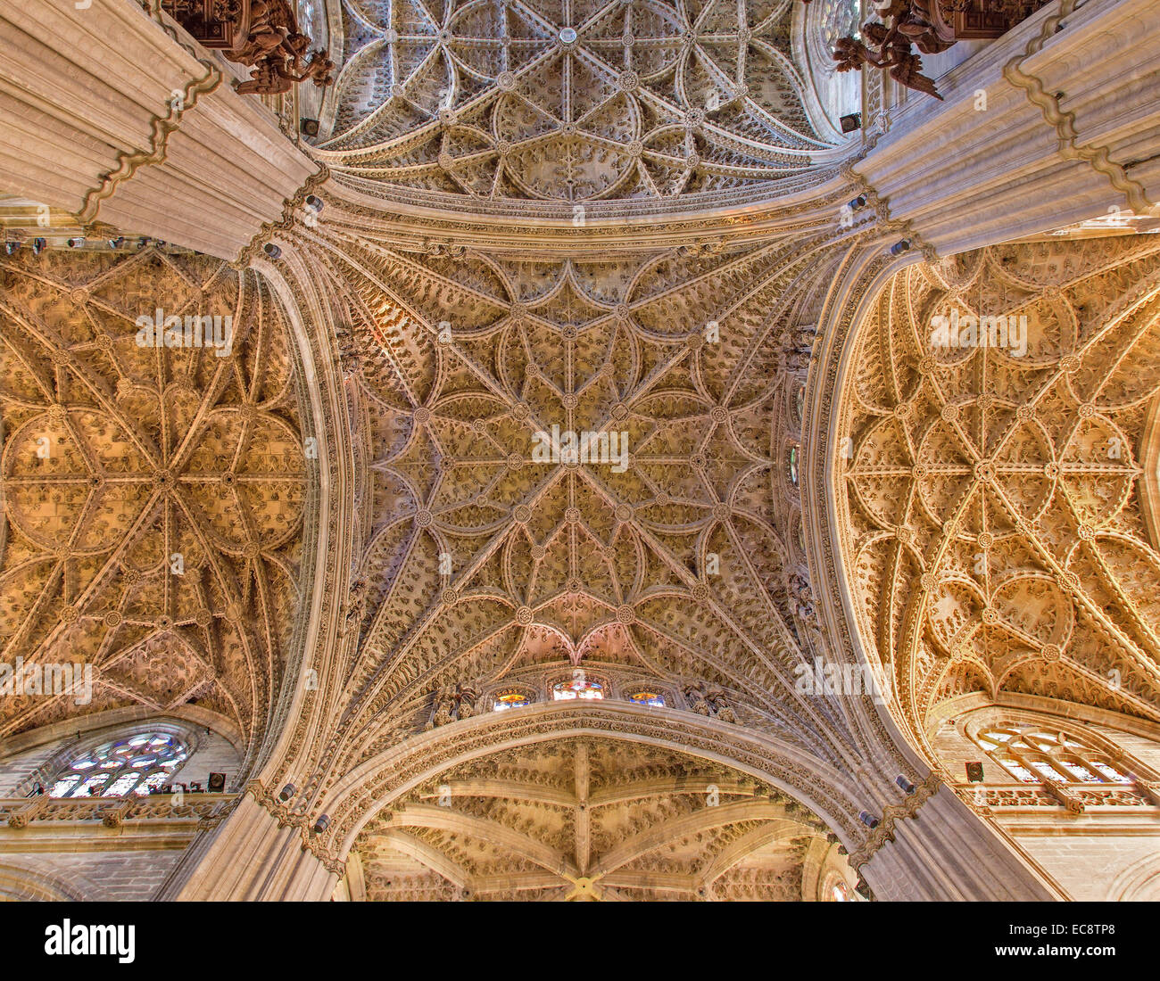 Sevilla, España - 29 de octubre de 2014: El arco central gótica de la Catedral de Santa María de la Sede. Foto de stock