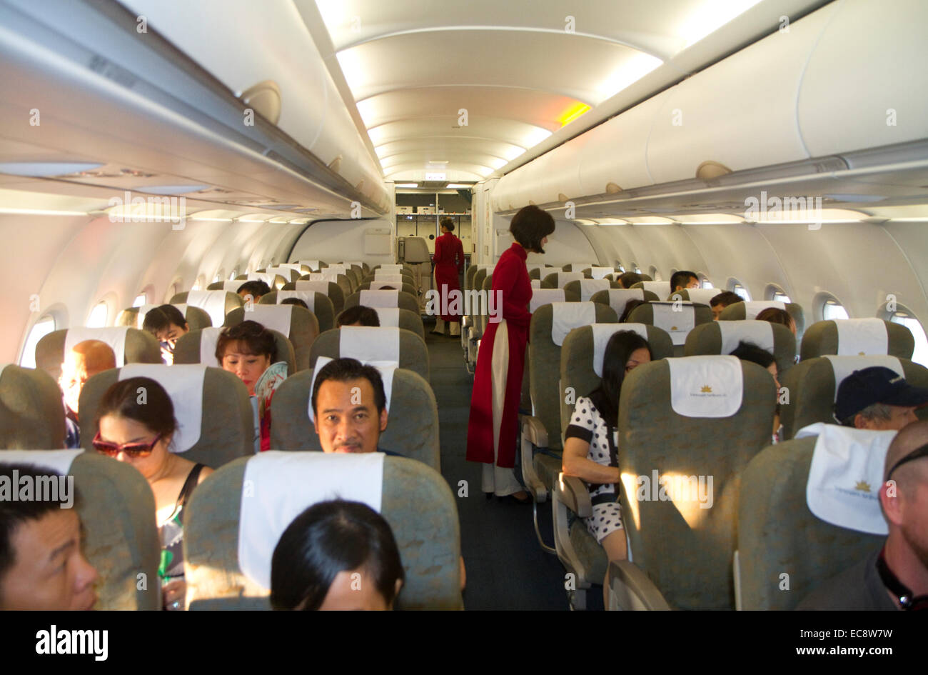 Los pasajeros a bordo de un avión de Airbus de Vietnam Airlines. Foto de stock