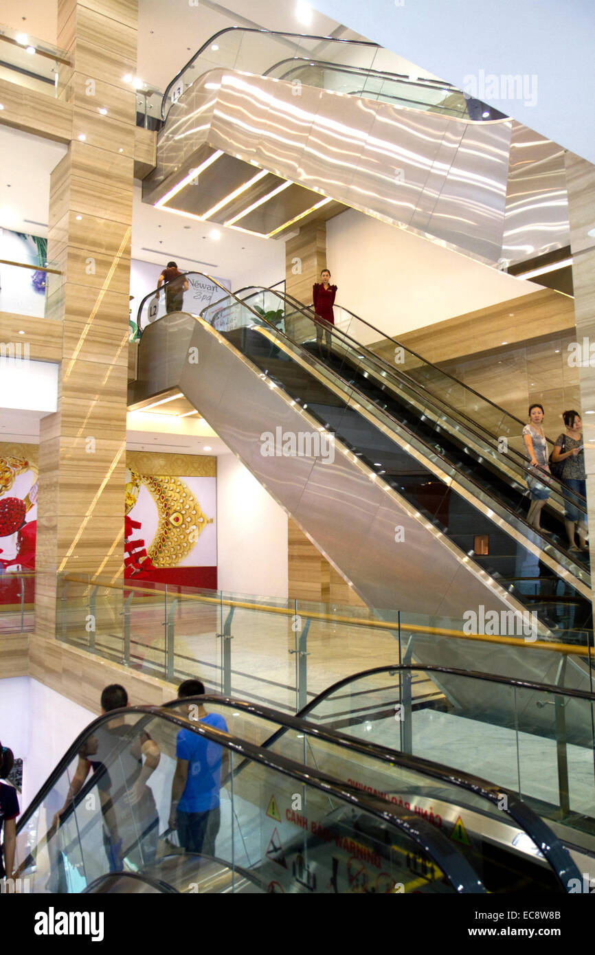 Escalera interior en el Union Square shopping mall, en la ciudad de Ho Chi Minh, Vietnam. Foto de stock