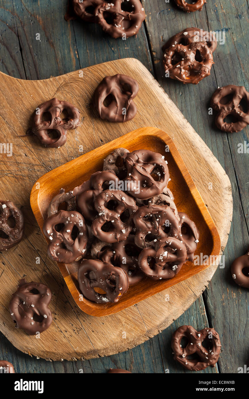 Pretzels cubiertos de chocolate fotografías e imágenes de alta resolución -  Alamy