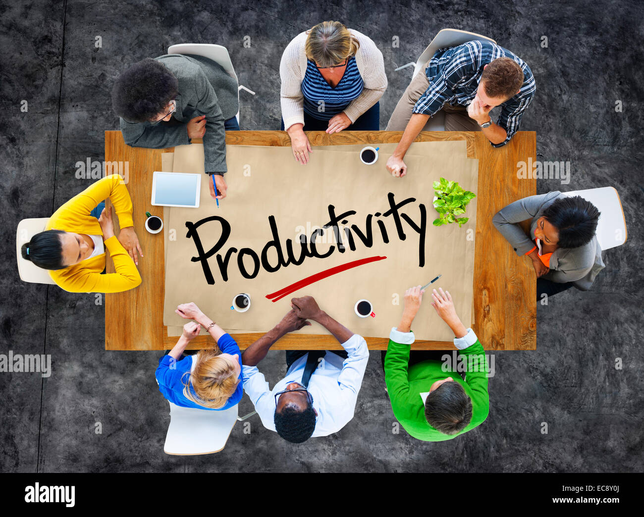 Personas en una reunión y una sola palabra de la productividad Foto de stock