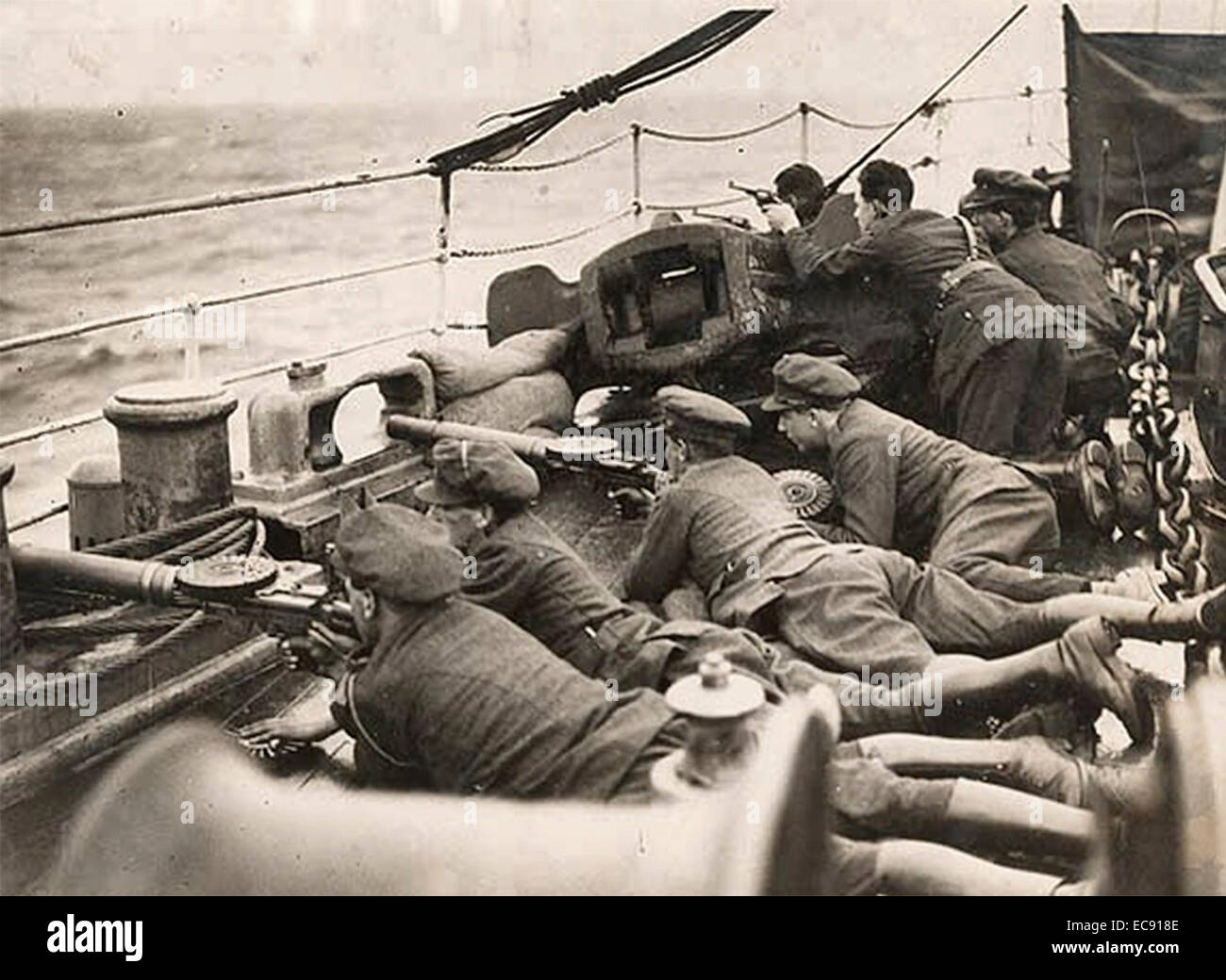 Tropas del ejército nacional a bordo de un barco rumbo a un destino secreto durante la Guerra Civil irlandesa de 1922 Foto de stock
