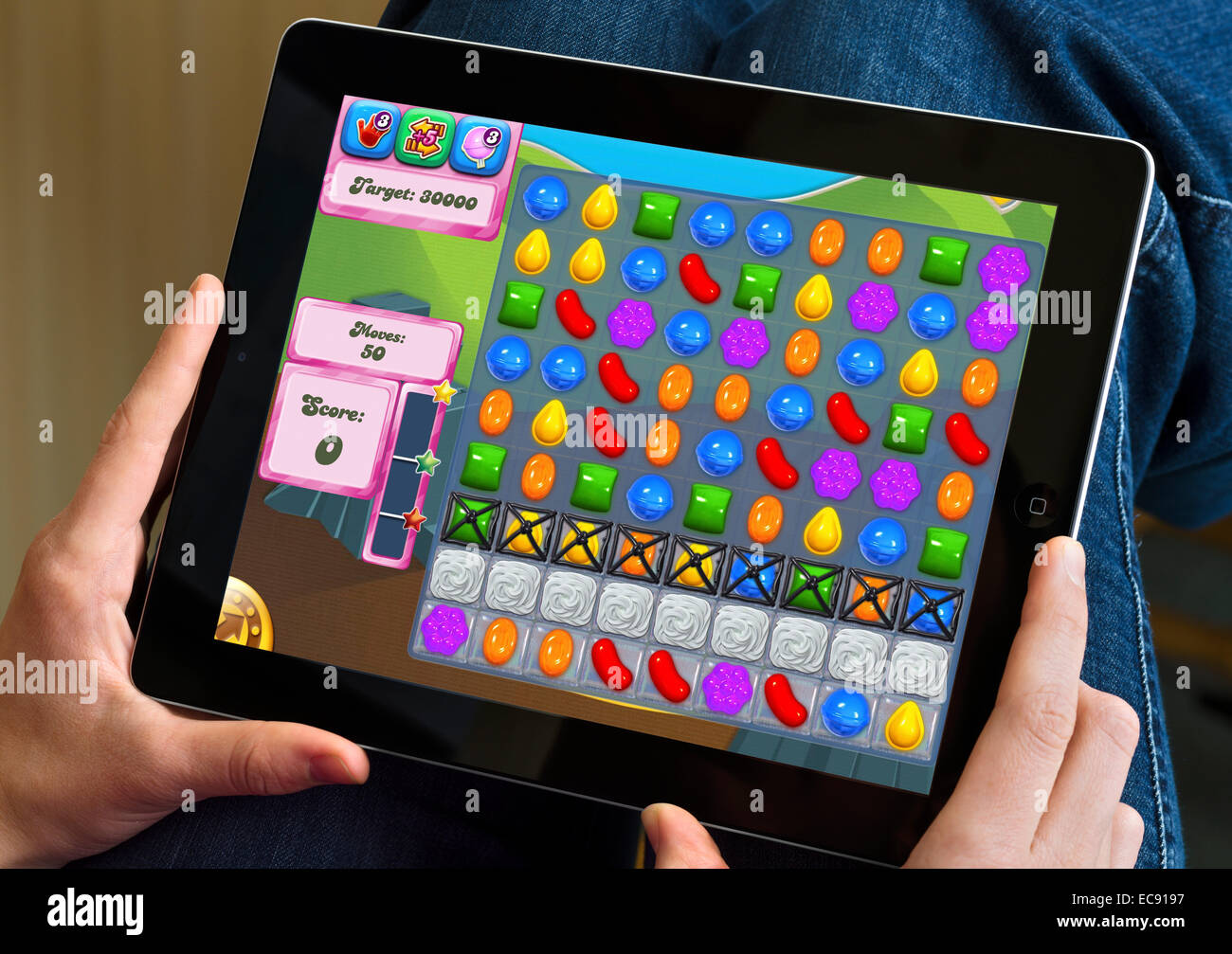 El popular juego, Candy Crush Saga, jugado en un Apple iPad Foto de stock