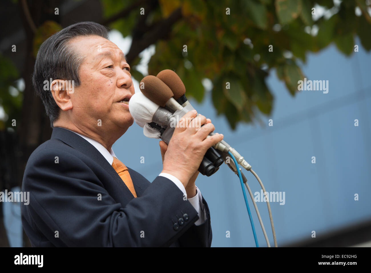 Tokio, Japón. 10 de diciembre de 2014. Ichiro Ozawa, presidente de la vida del partido, pronuncia un discurso en apoyo de su candidato, Ai Aoki durante la campaña para las elecciones a la cámara baja el 14 de diciembre en Tokio el 10 de diciembre de 2014. © AFLO/Alamy Live News Foto de stock