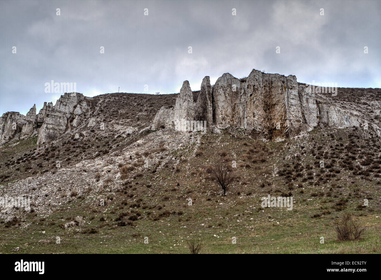 El afloramiento rocoso se encuentra en el Cretácico superior de la región de Constantino cerca de la aldea de la región de Donetsk Belokuzminovka Foto de stock