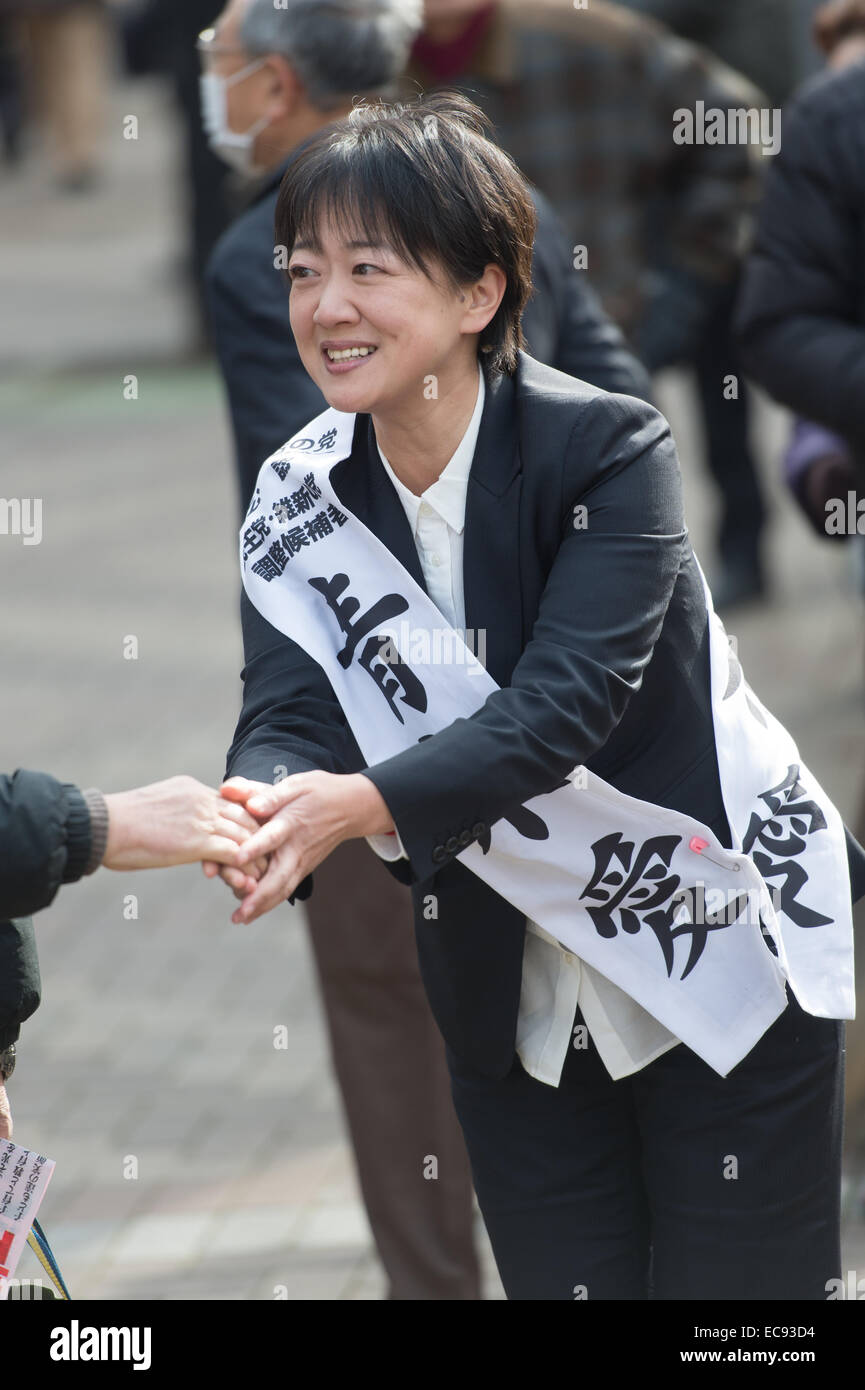 Tokio, Japón. 10 de diciembre de 2014. Ai Aoki, candidato del Partido de la vida del pueblo, se da la mano con los electores durante la campaña para las elecciones a la cámara baja el 14 de diciembre en Tokio el 10 de diciembre de 2014. © AFLO/Alamy Live News Foto de stock
