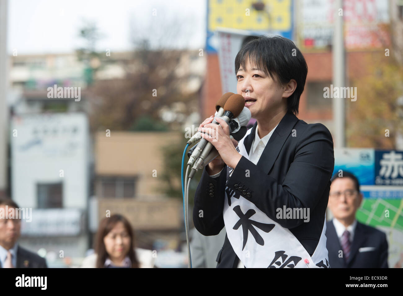 Tokio, Japón. 10 de diciembre de 2014. Ai Aoki, candidato del Partido de la vida del pueblo, pronuncia un discurso durante una campaña para las elecciones a la cámara baja el 14 de diciembre en Tokio el 10 de diciembre de 2014. © AFLO/Alamy Live News Foto de stock
