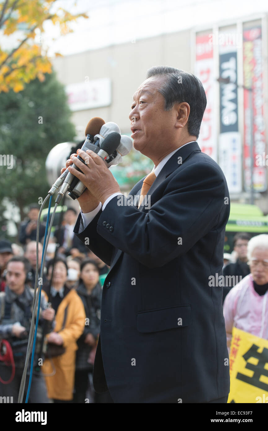 Tokio, Japón. 10 de diciembre de 2014. Ichiro Ozawa, presidente de la vida del partido, pronuncia un discurso en apoyo de su candidato, Ai Aoki durante la campaña para las elecciones a la cámara baja el 14 de diciembre en Tokio el 10 de diciembre de 2014. © AFLO/Alamy Live News Foto de stock