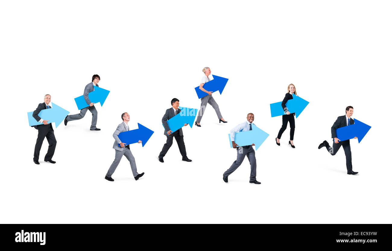 Grupo de personas sosteniendo corporativo multiétnico flecha azul señales indicando el avance Foto de stock