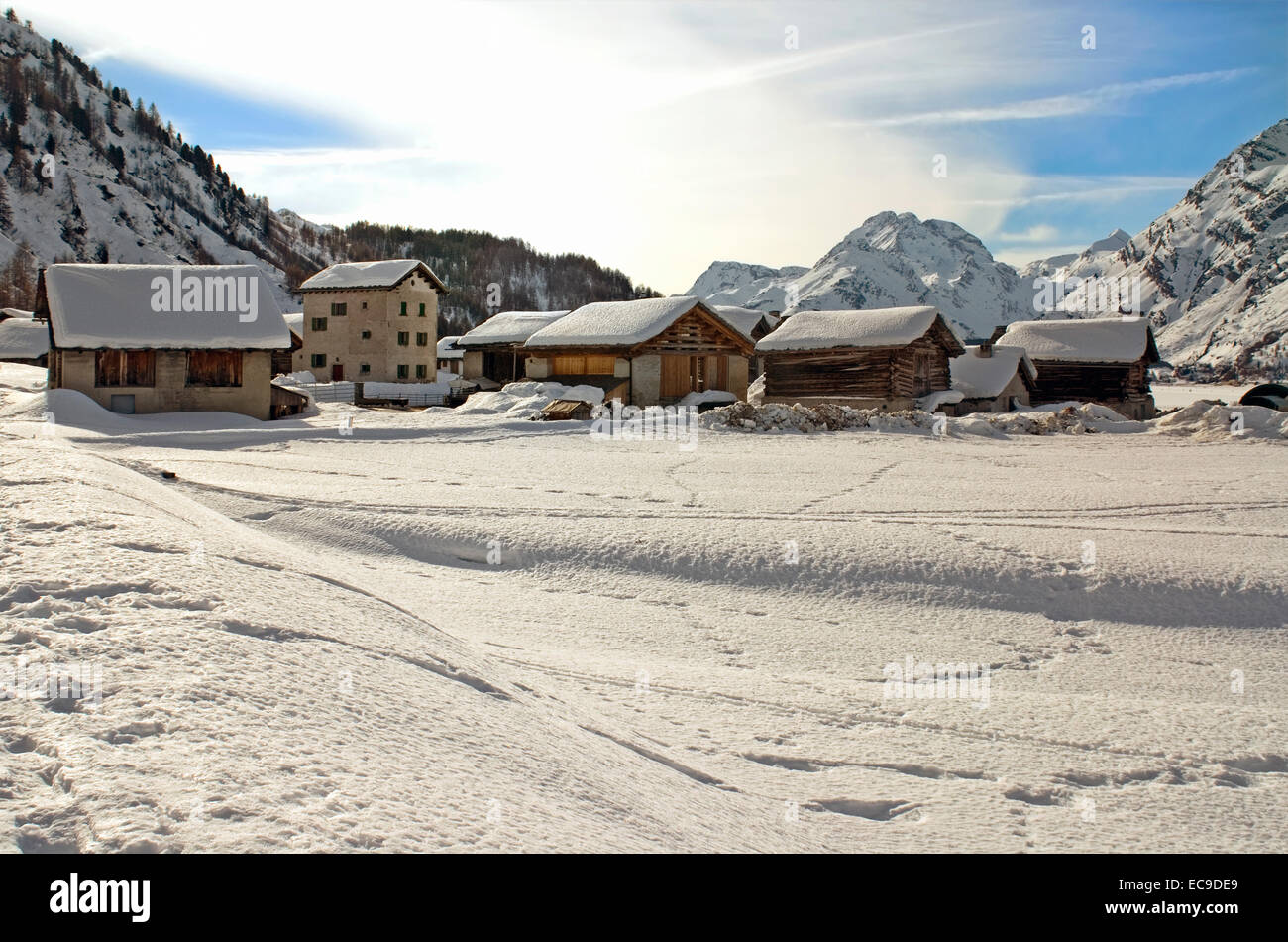 Bloque de madera Casas en el pueblo auténtico Isola en invierno, Suiza Foto de stock