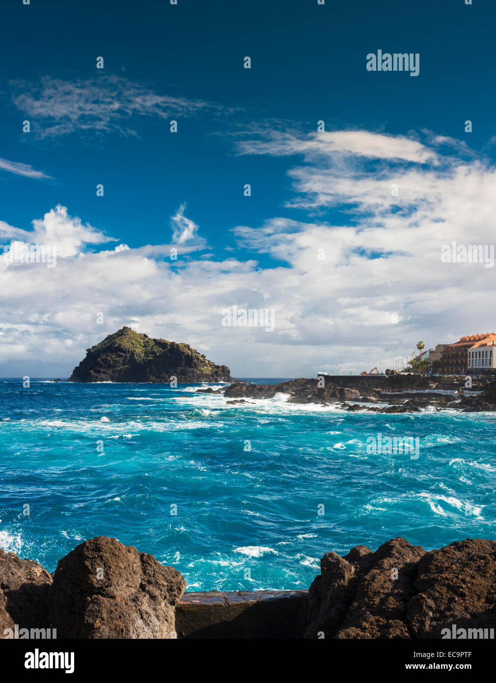 Mar picada en el puerto de Garachico, Tenerife, famoso por haber sido destruida por un flujo de lava en 1706. Foto de stock