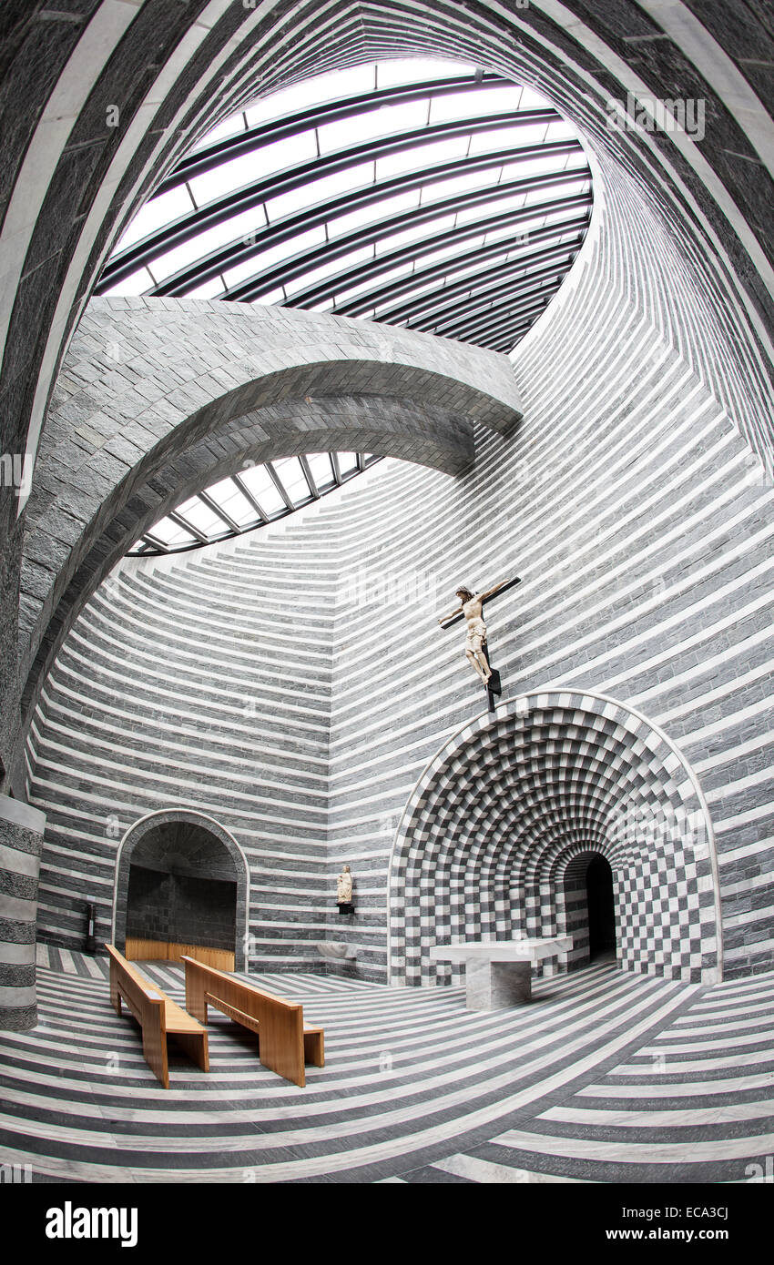 Interior de la iglesia de San Giovanni Battista, del arquitecto Mario Botta, fusio, mogno, lavizzara, cantón del Tesino, Suiza Foto de stock