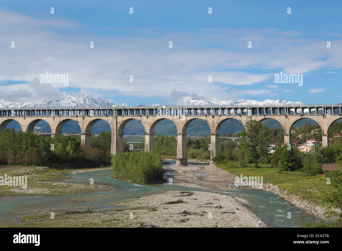 Puente sobre el torrente Gesso, Cuneo, Piamonte, Italia Foto de stock