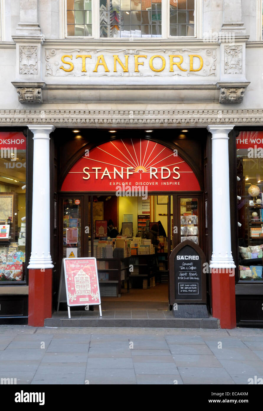 Londres, Inglaterra, Reino Unido. Stanfords mapa y libro de viajes Tienda en Covent Garden, empresa creada en 1853 por Edward Stanford, almacenar Foto de stock